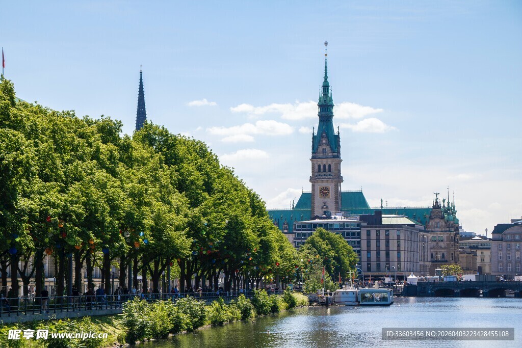 河畔绿树映衬下的城市建筑