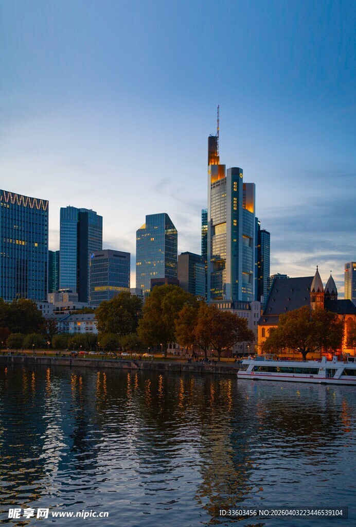 河畔都市天际线美景