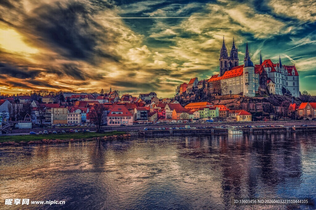 河畔古城黄昏美景