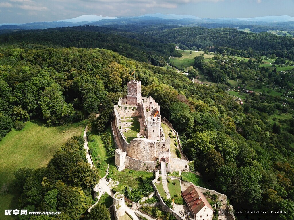 空中俯瞰古老神秘城堡