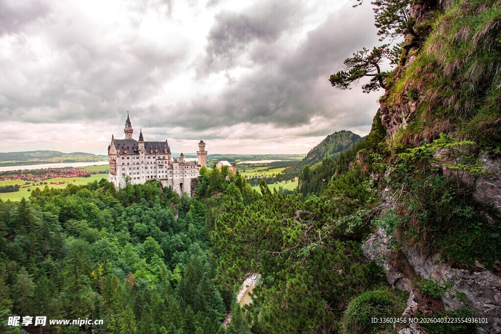 山间城堡隐于葱郁林木间
