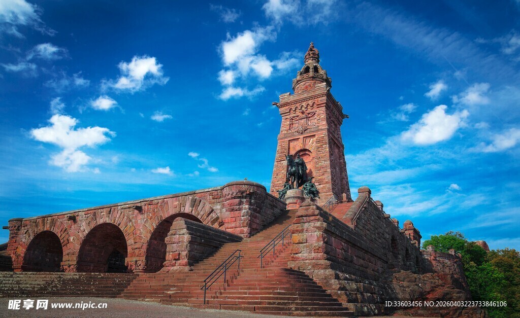 古老石塔与拱形建筑景观