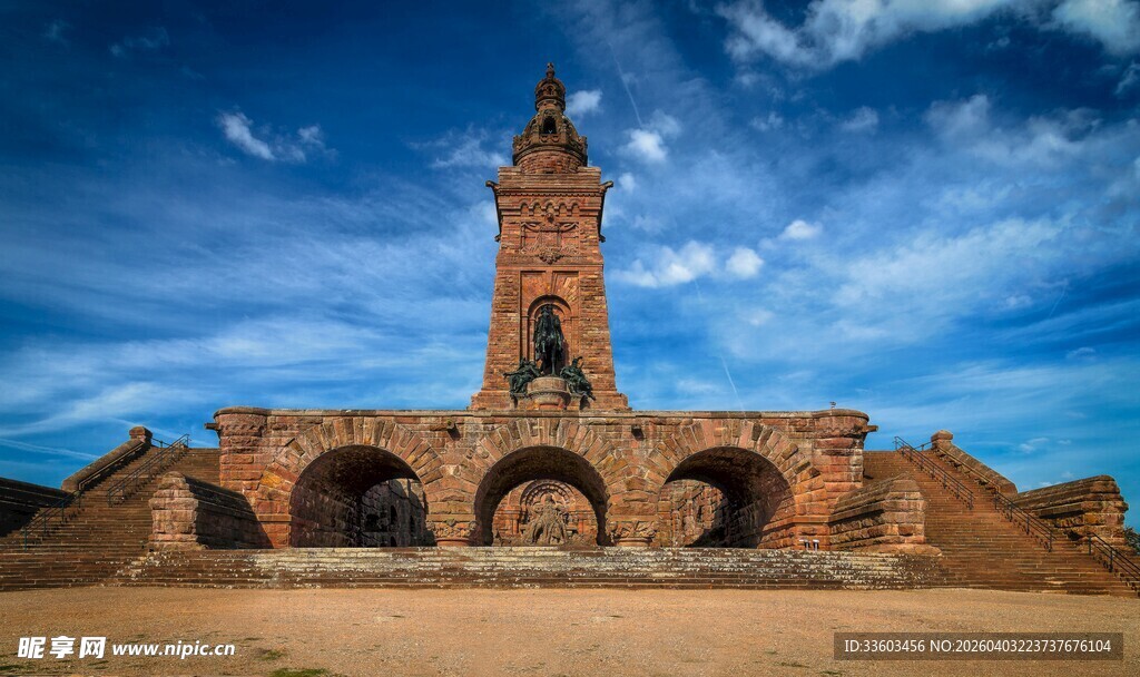 古老钟楼屹立于开阔之地