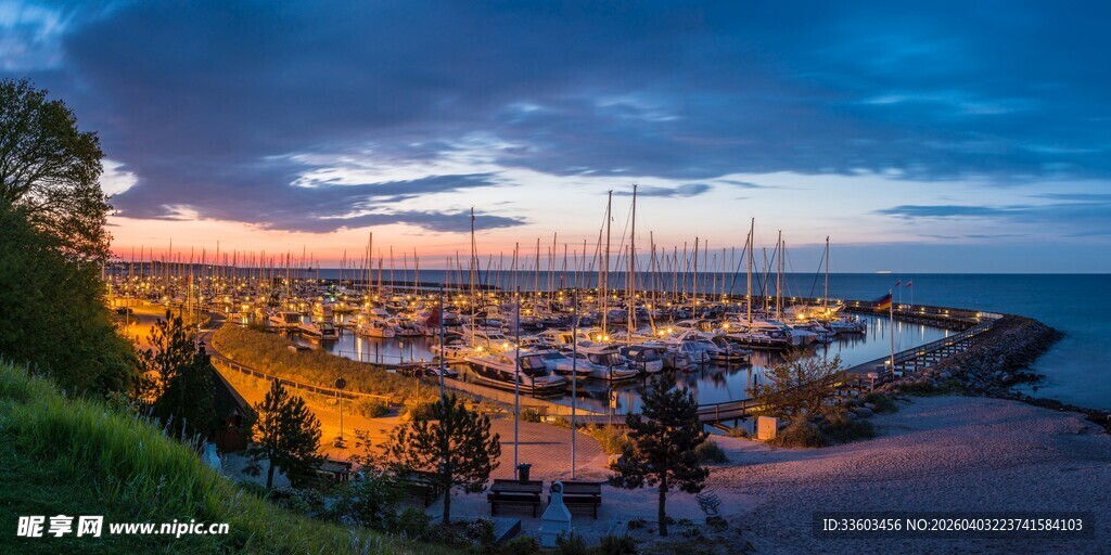 黄昏下的美丽海港夜景