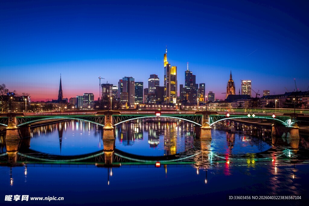 城市夜景中的璀璨桥梁