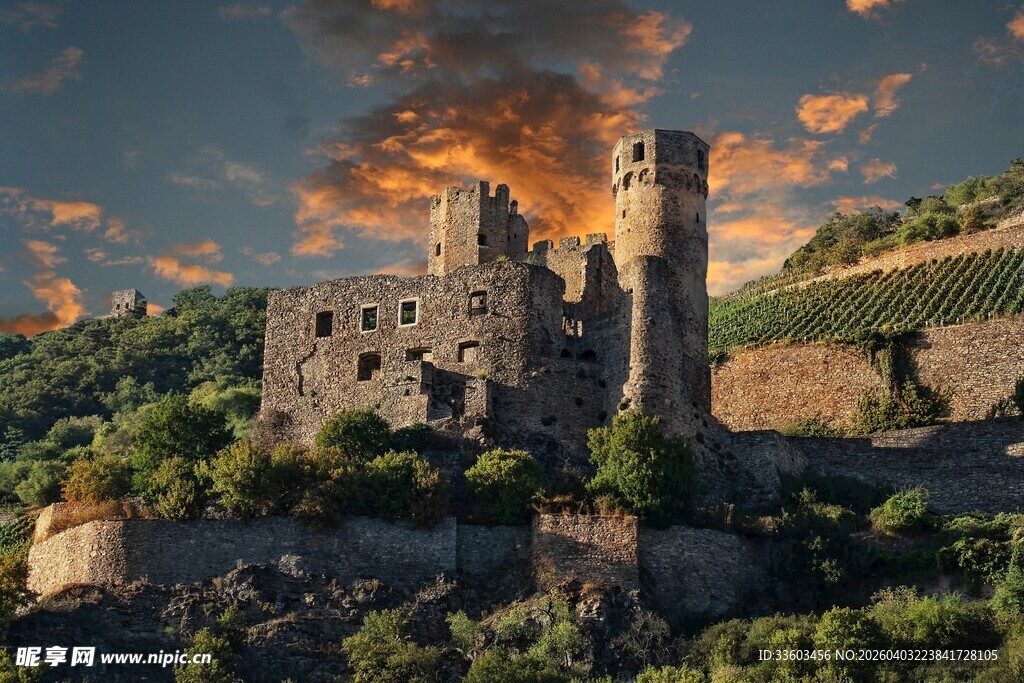 夕阳下的古老城堡遗迹