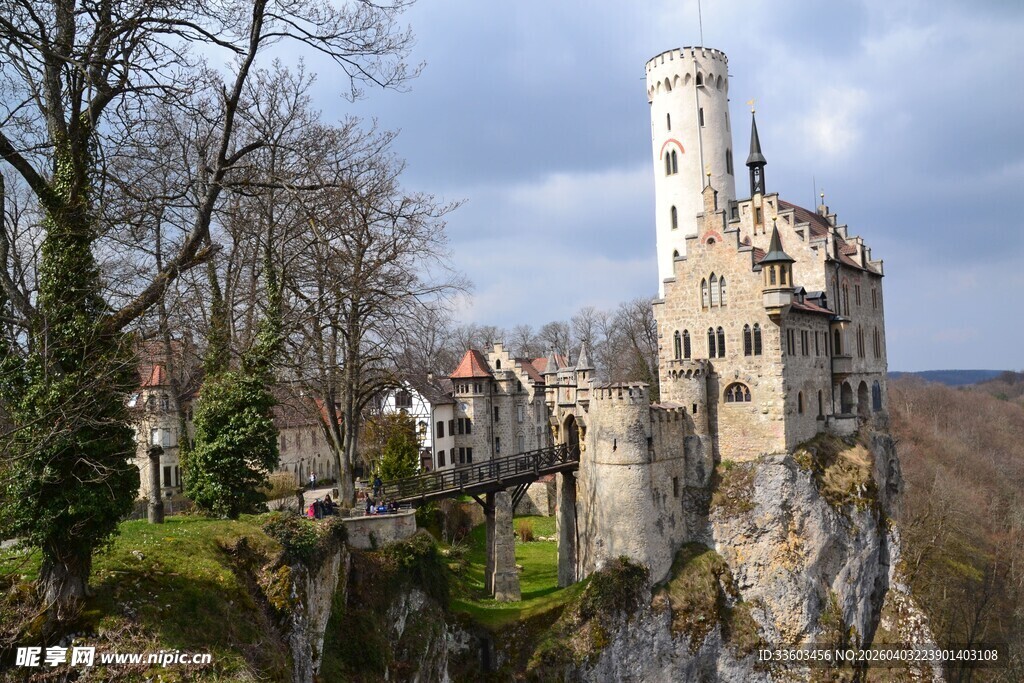 悬崖上的古老城堡