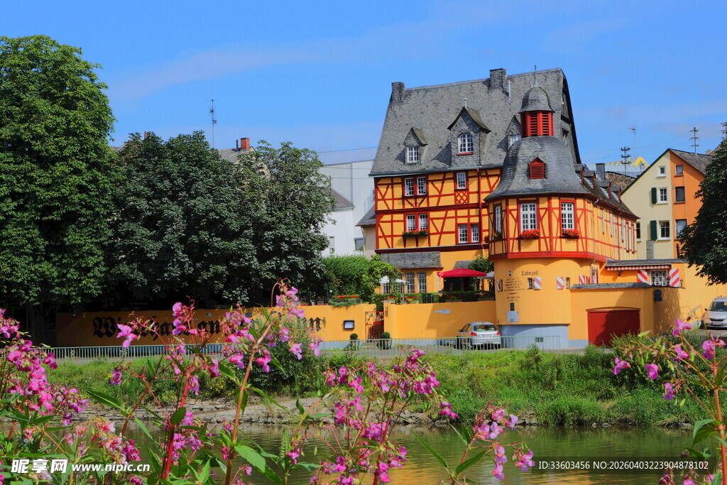 湖畔彩色欧式建筑与繁花