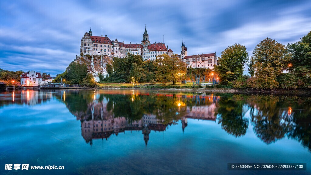 湖畔城堡夜景倒映迷人