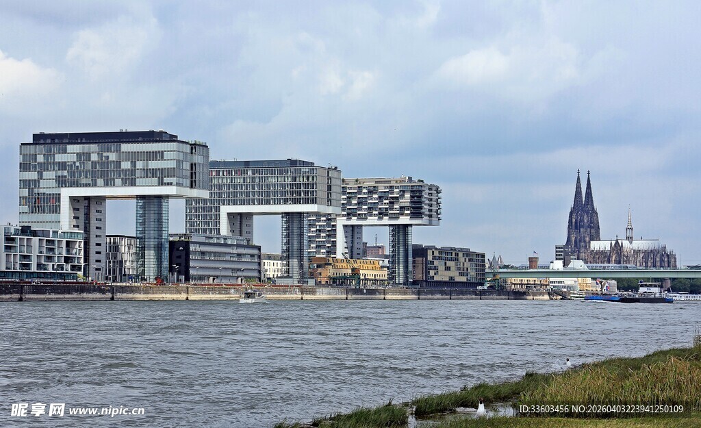 河畔现代建筑群景观