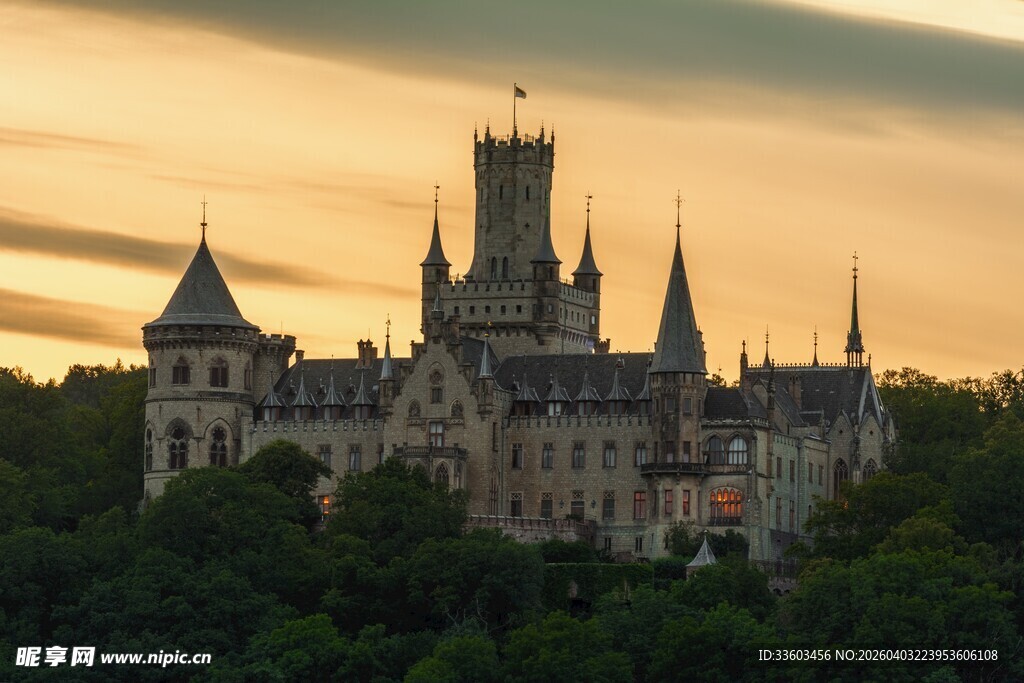 黄昏下的宏伟城堡