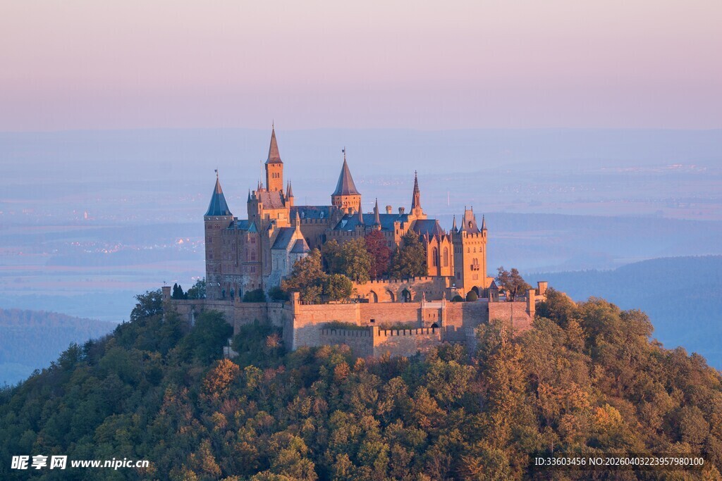 山顶上的梦幻古老城堡