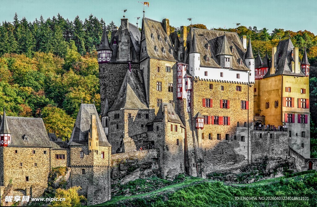 古老城堡屹立于山林间