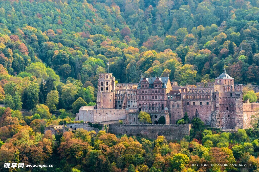 秋日山林中的古老城堡