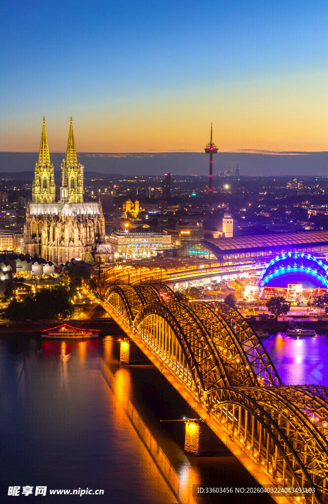 科隆夜景中的霍亨索伦桥