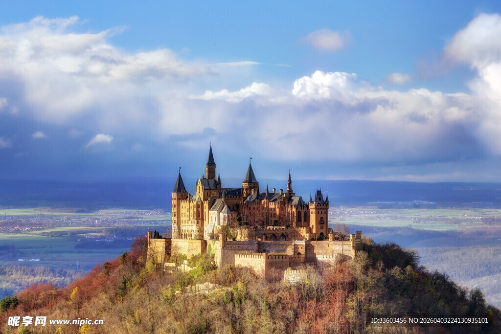 山顶上的梦幻中世纪城堡