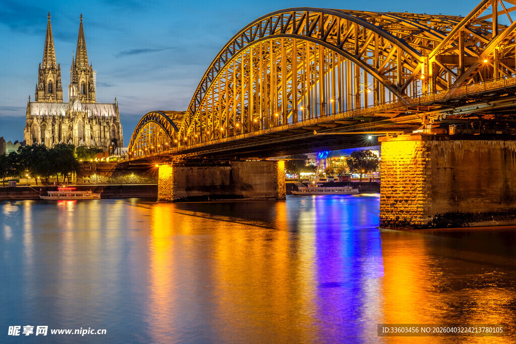科隆夜景中的霍亨索伦桥