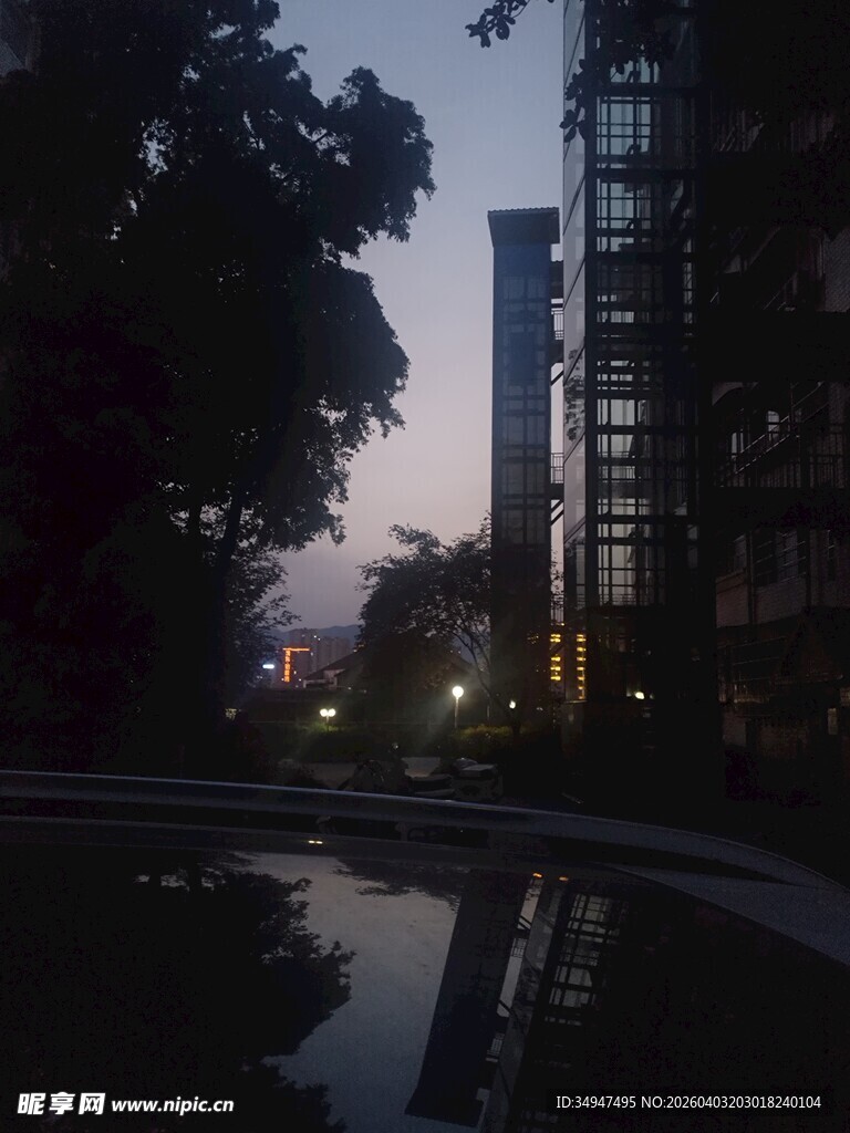 夜幕下的城市建筑与水景