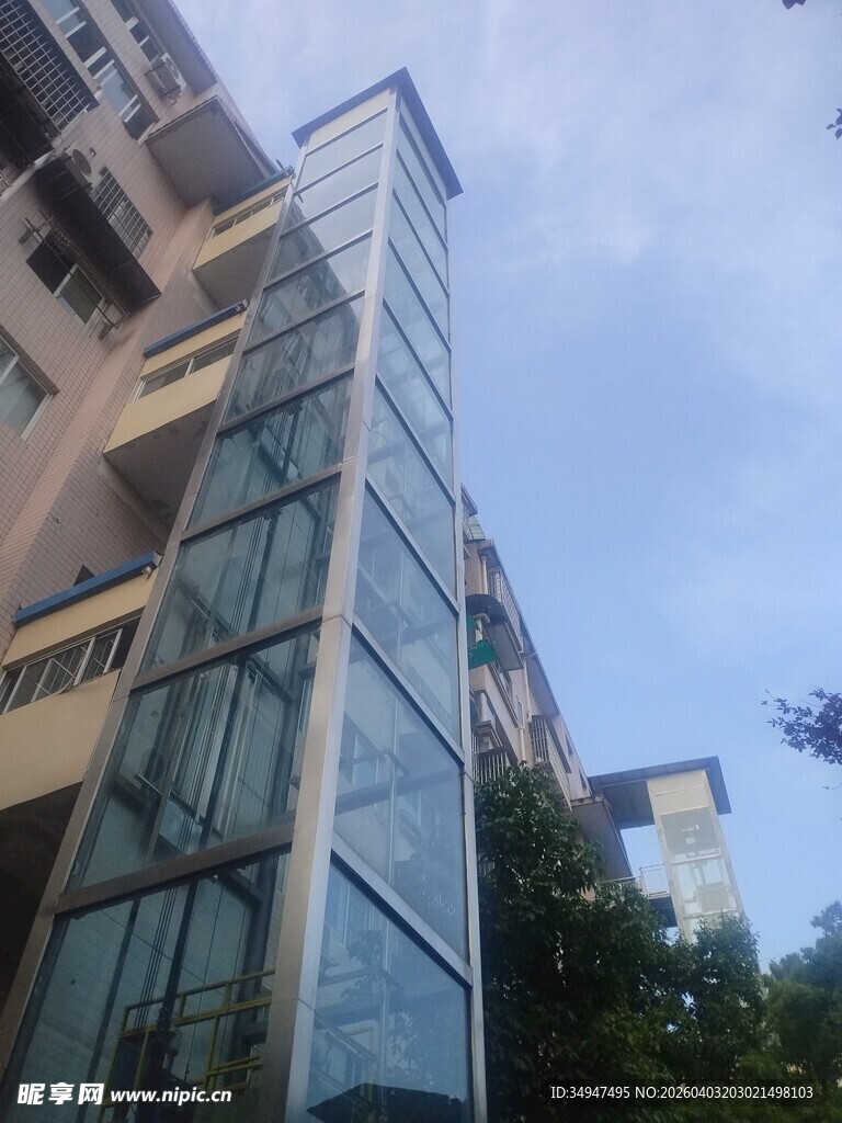 高层玻璃电梯外观