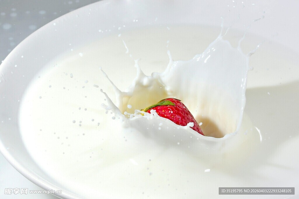 草莓落入奶液的美妙瞬间