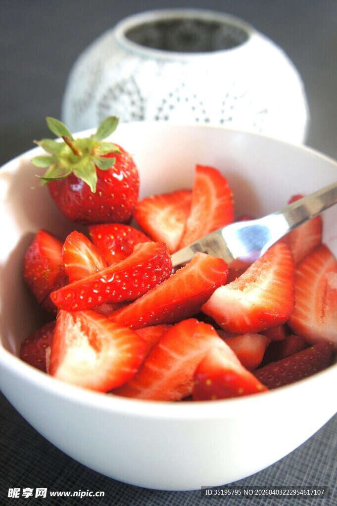 碗中新鲜草莓诱人美味