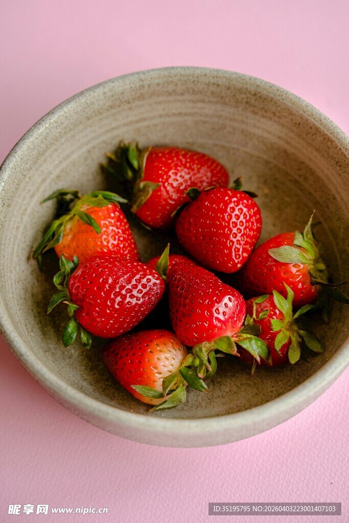 碗中鲜草莓