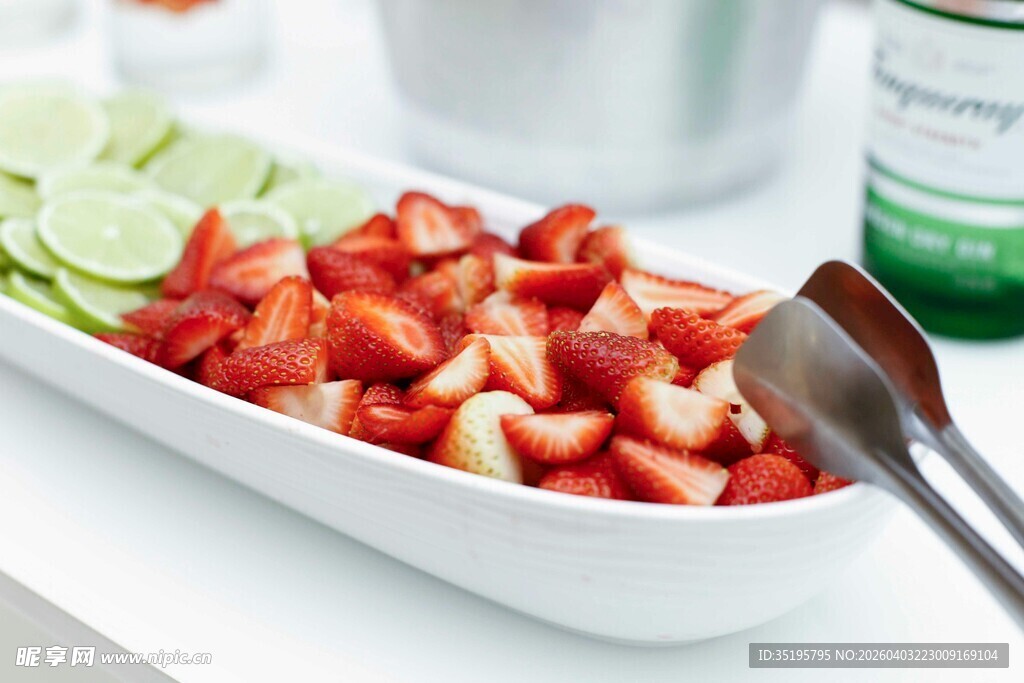 新鲜草莓切块待享用