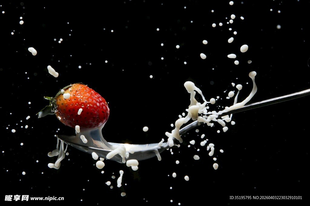 草莓飞溅牛奶瞬间