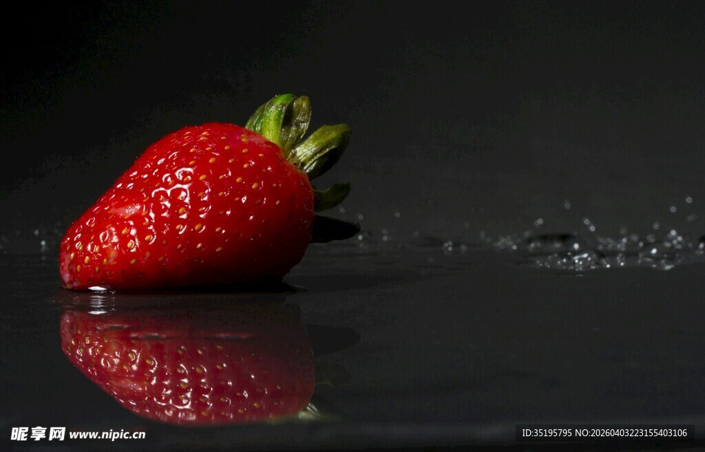一颗鲜红草莓及其倒影
