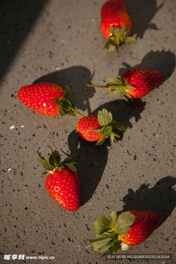 地面上的新鲜草莓