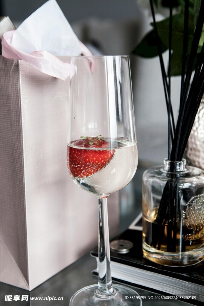 优雅酒杯中的浅红葡萄酒