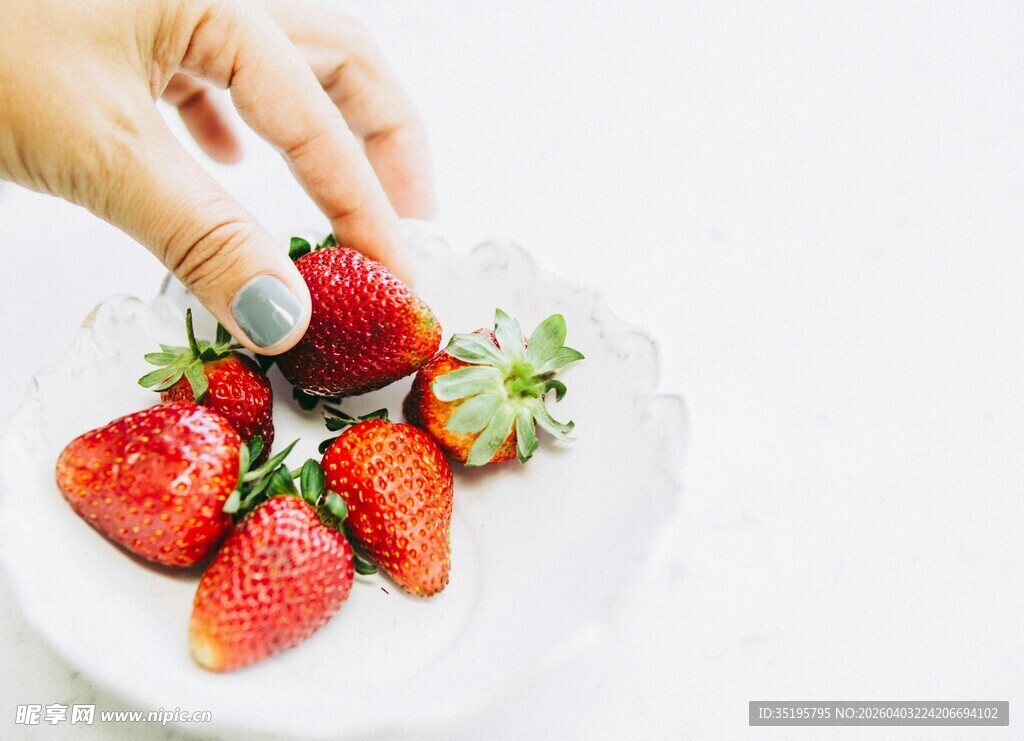 手取盘中新鲜草莓