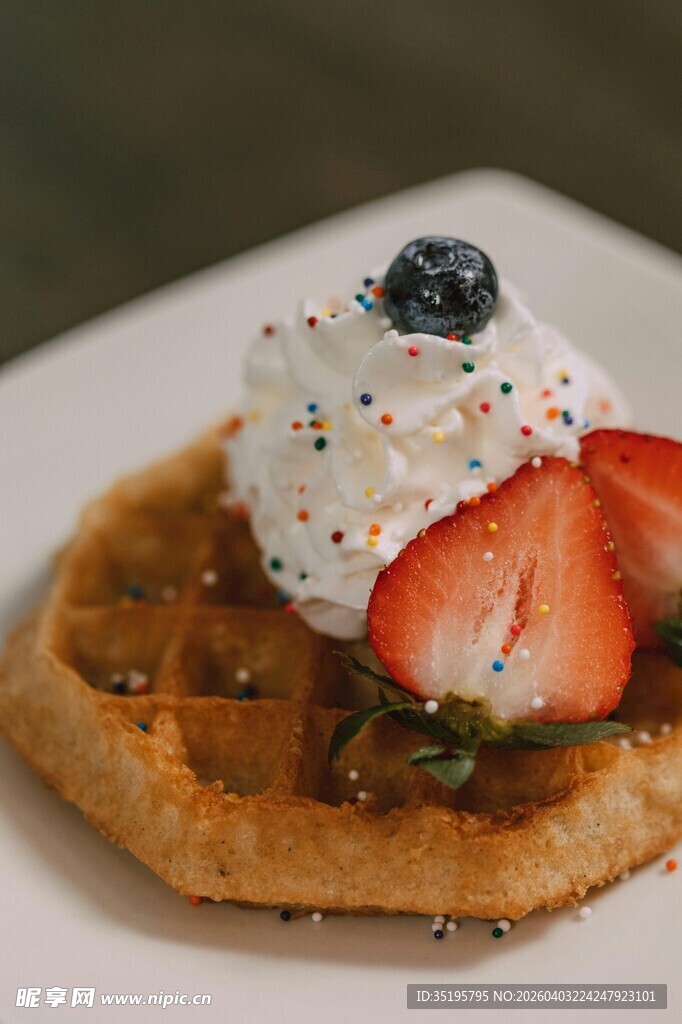 美味华夫饼配鲜果奶油