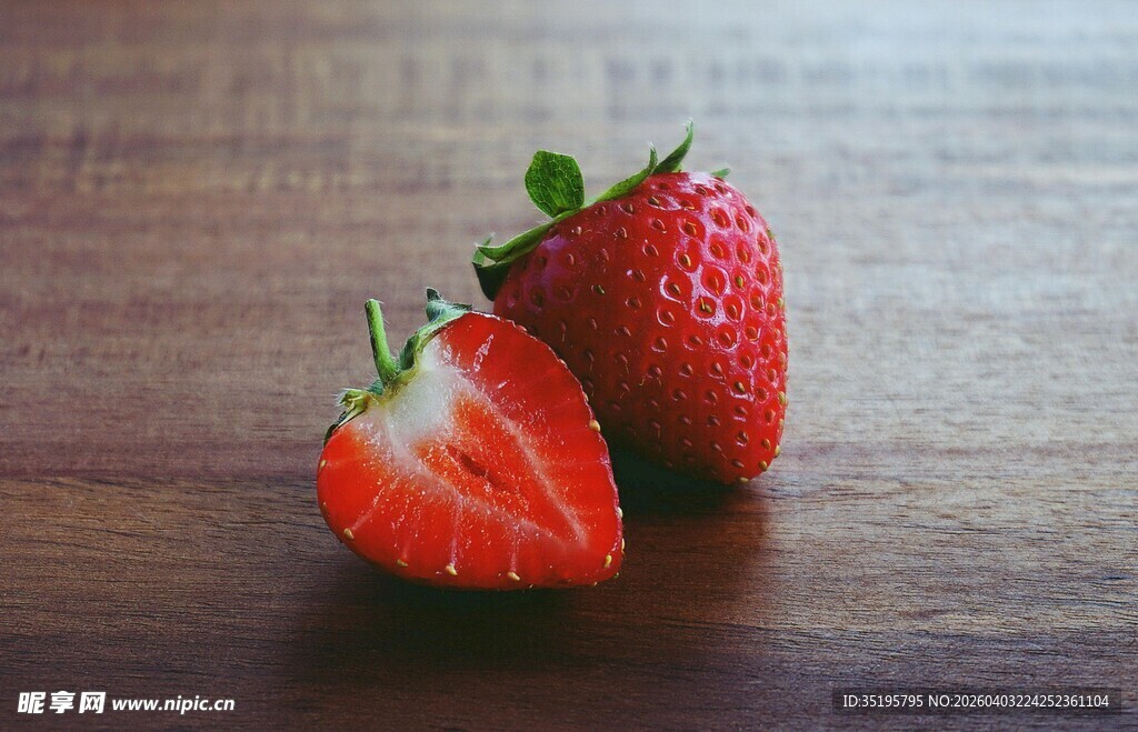 新鲜草莓一半红果一半甜