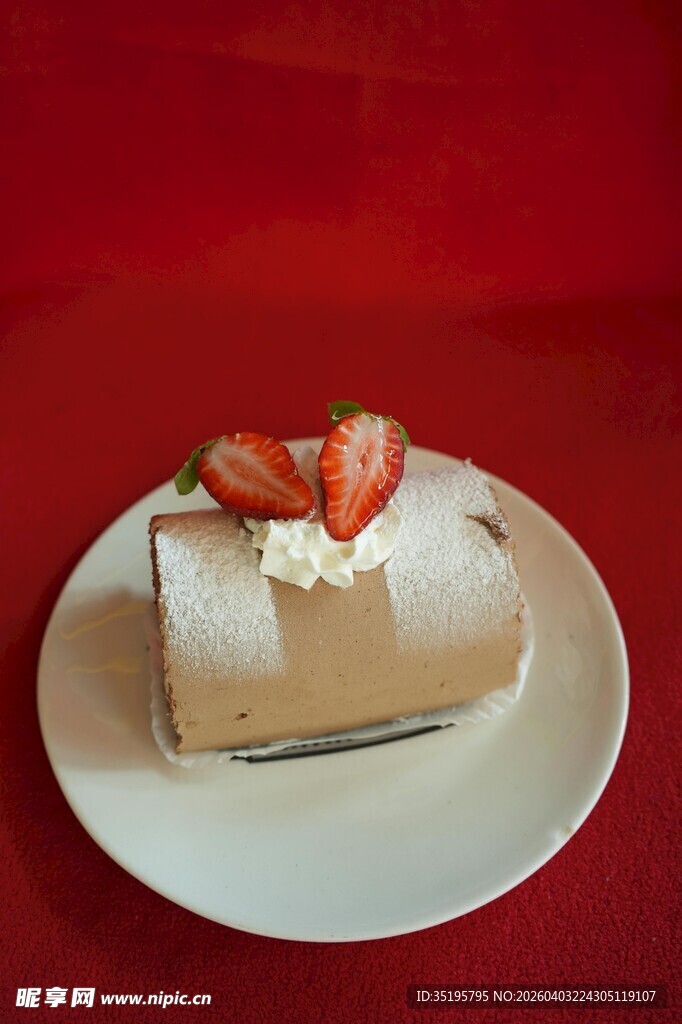草莓奶油蛋糕摆于白盘