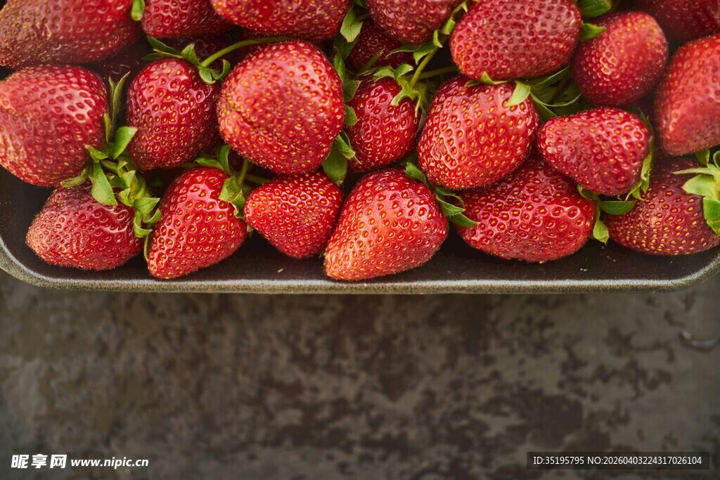 新鲜草莓满满一盘