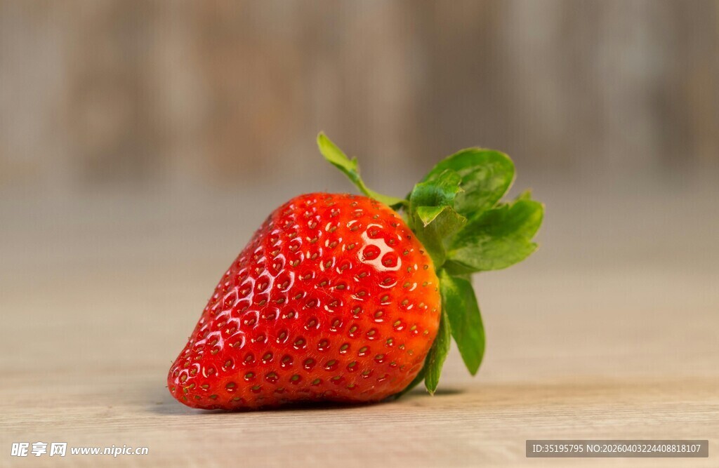 一颗新鲜诱人的红草莓