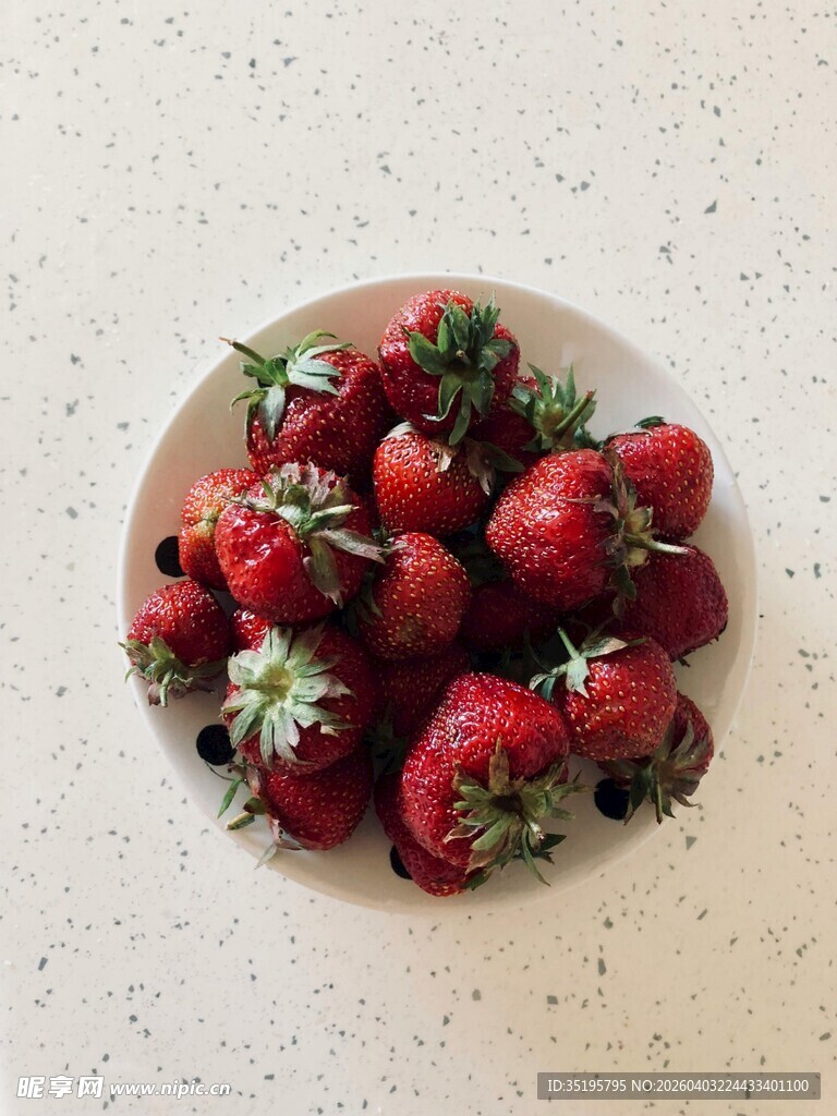 盘中新鲜草莓