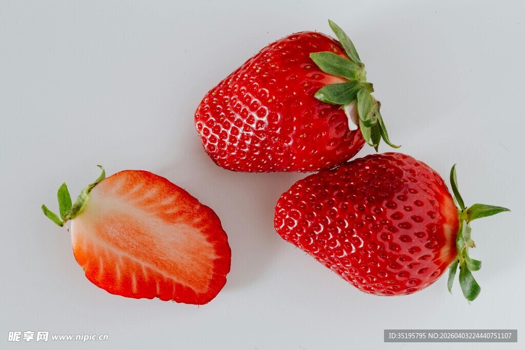 新鲜草莓色泽诱人