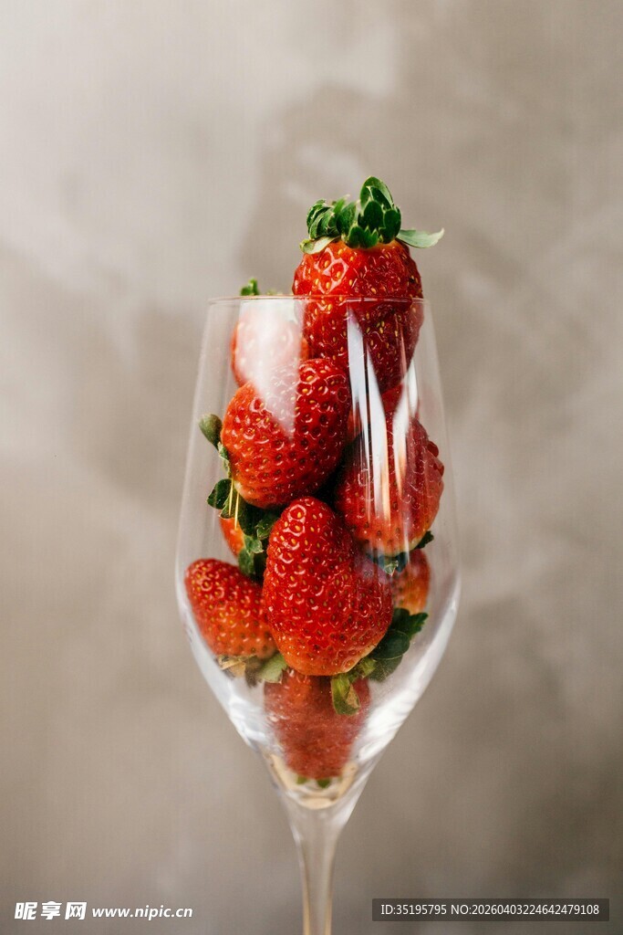高脚杯中的新鲜草莓