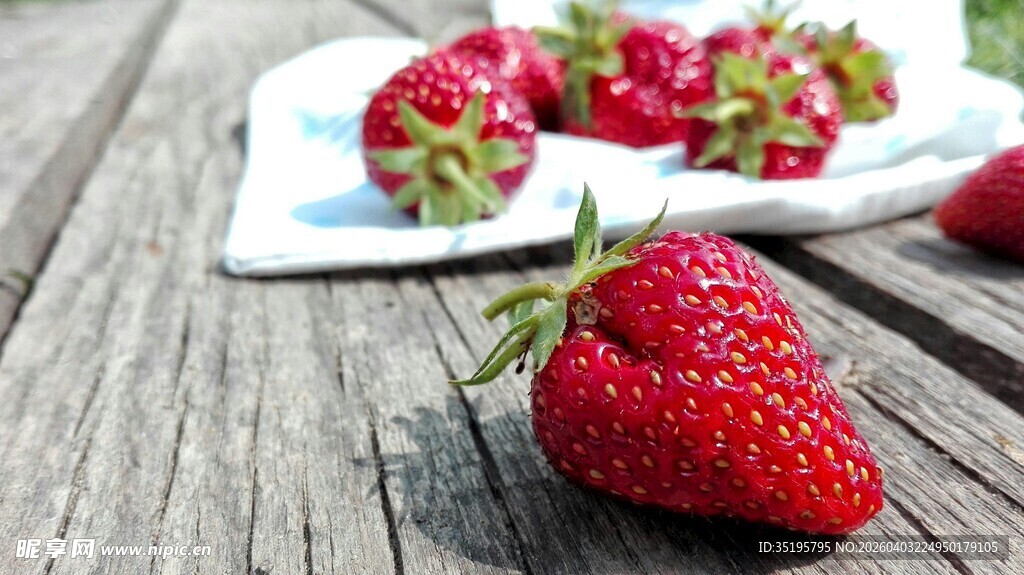 木桌上的鲜美草莓