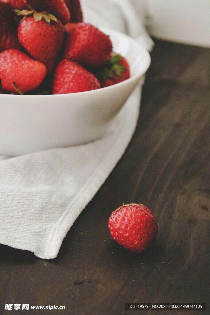 碗中新鲜草莓