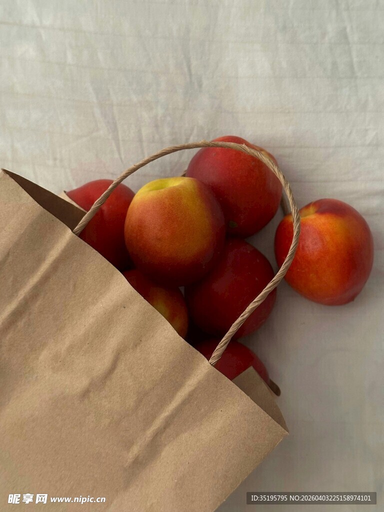 纸袋中的新鲜桃子