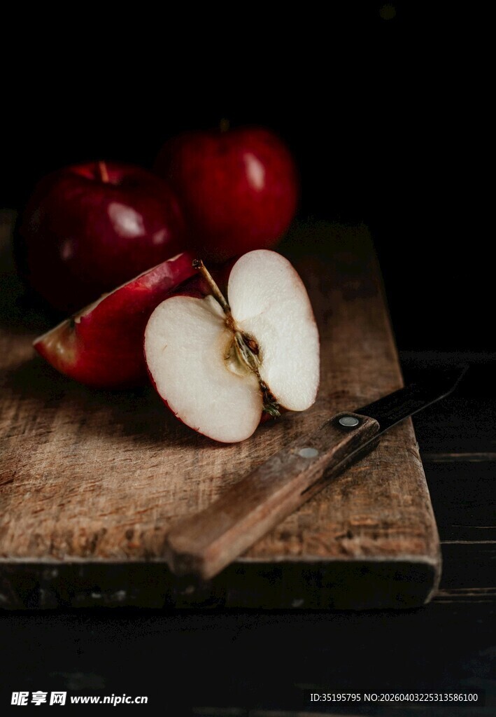 案板上的红苹果与刀具