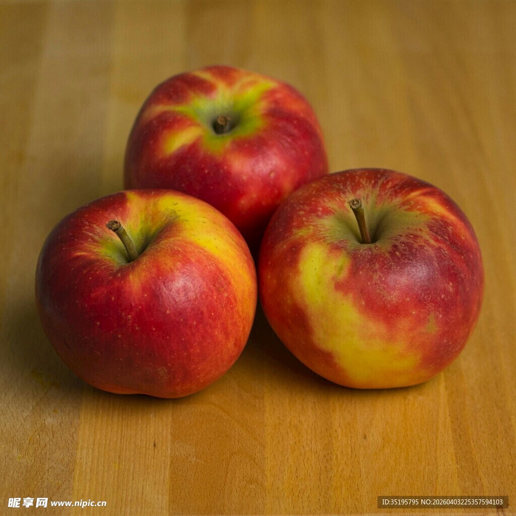 三个色泽鲜艳的红苹果