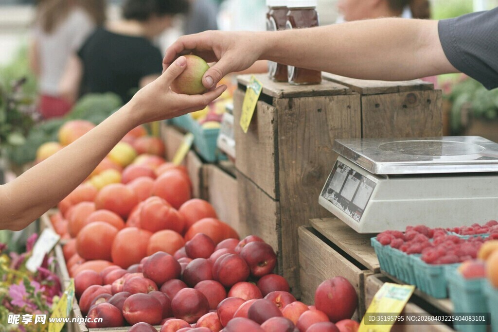市场中水果交易瞬间