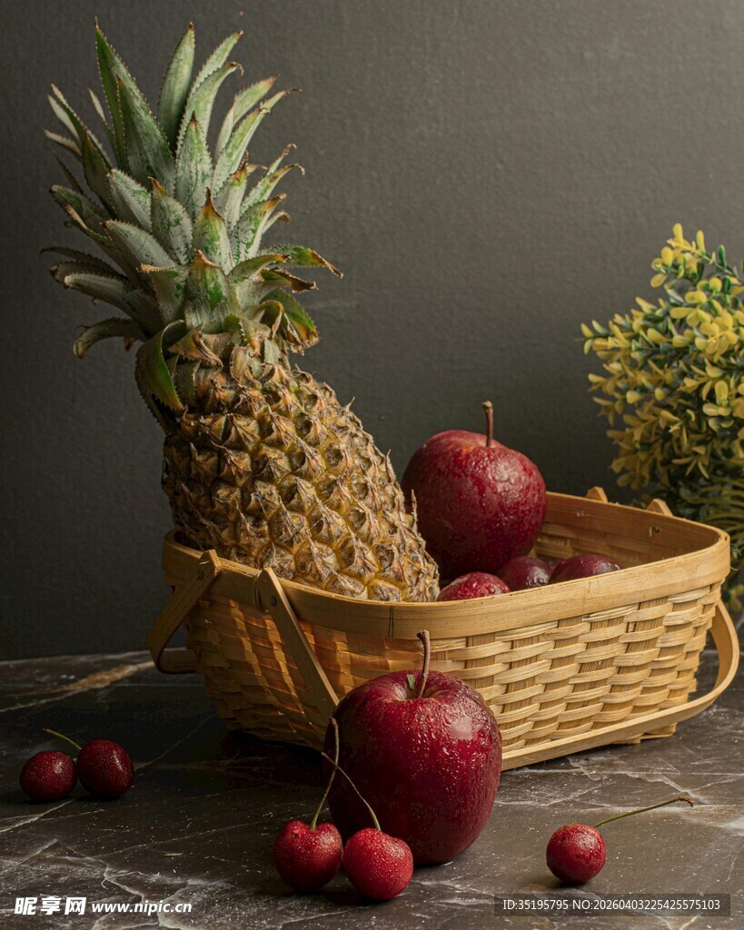 果篮中的菠萝与红果