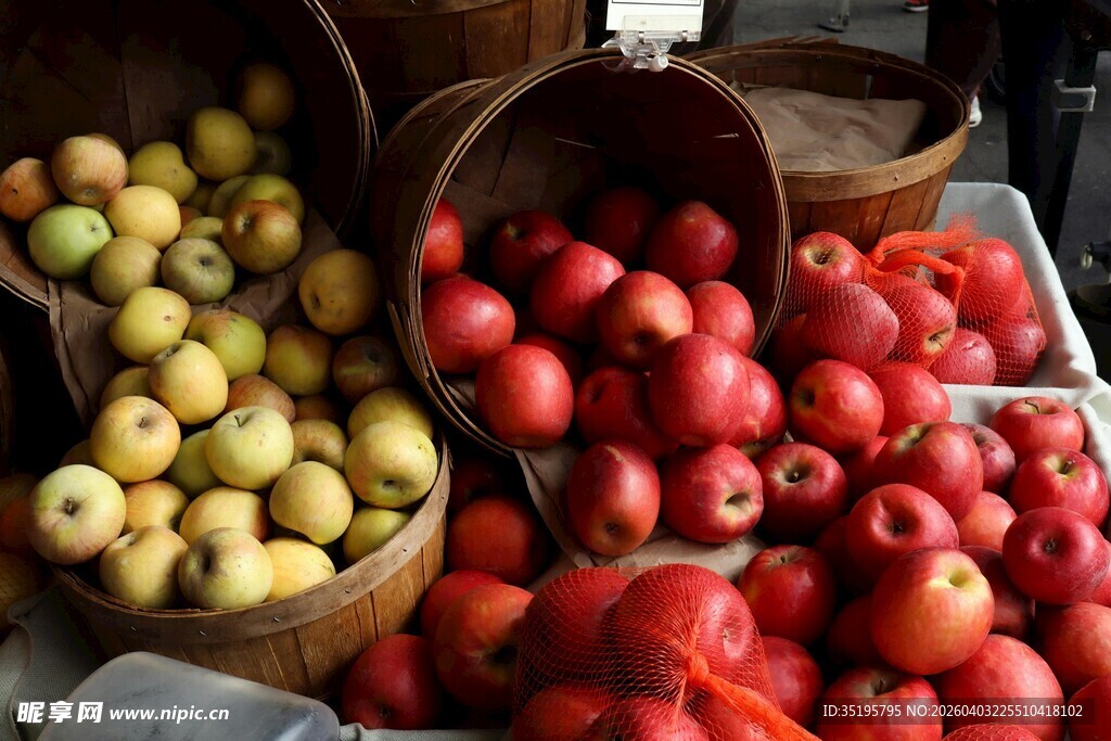 新鲜多样水果摆放在筐中