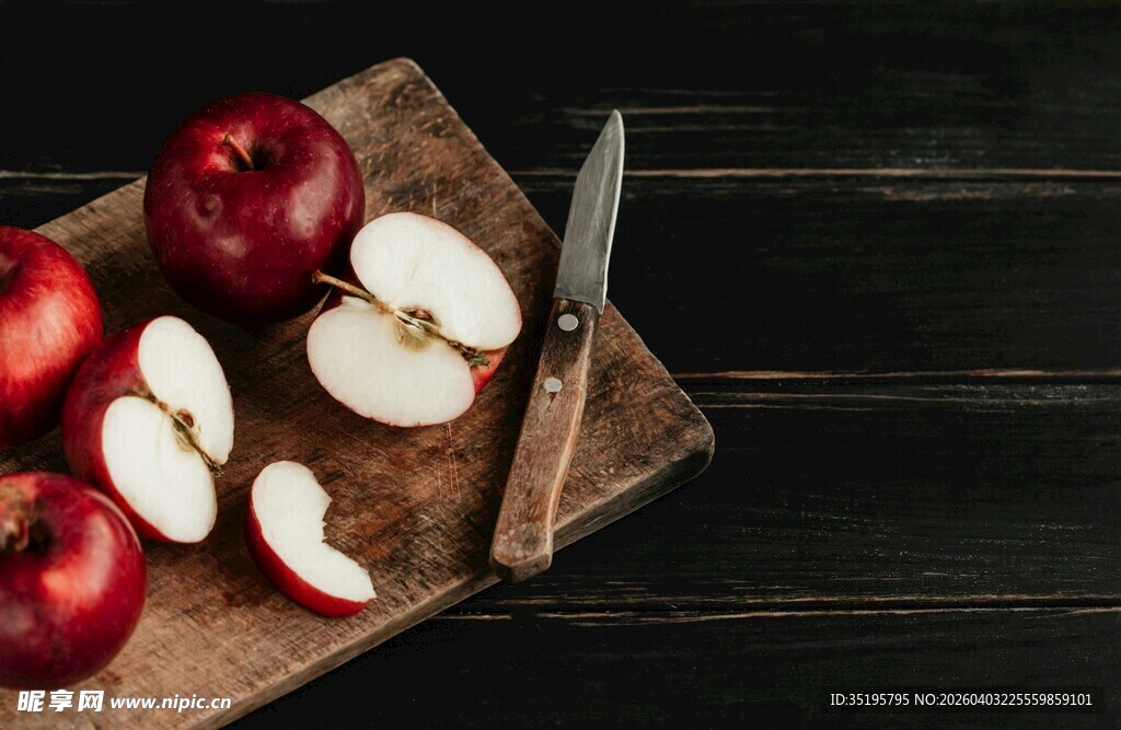 木板上的红苹果与刀