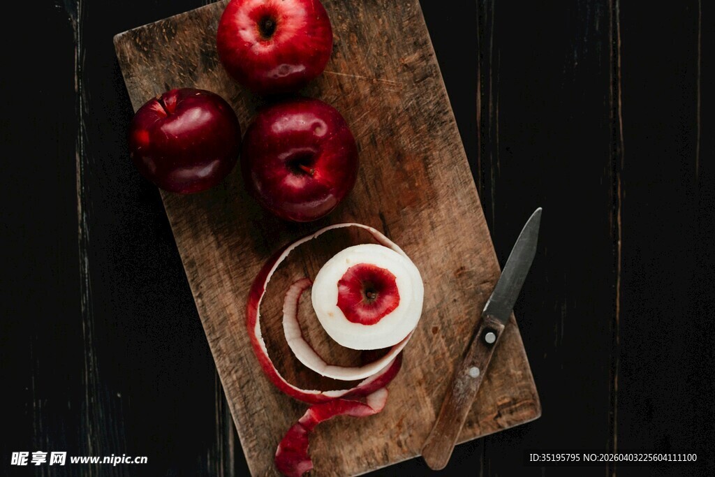 木板上的红苹果与切片